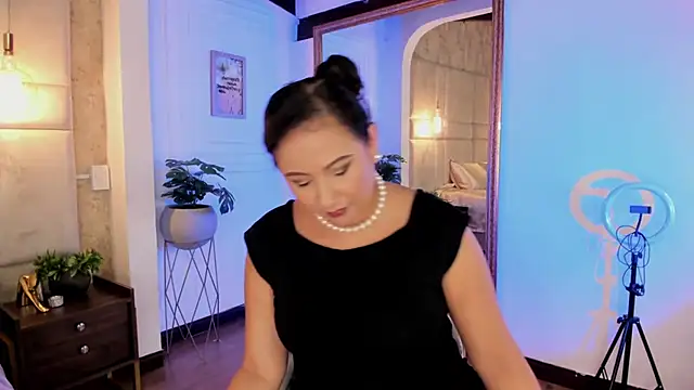 Victoria-Harper online show from March 2025 03:17:02 PM