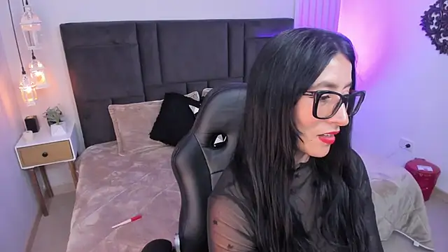 kira moon   online show from April 2026 05:40:01 PM