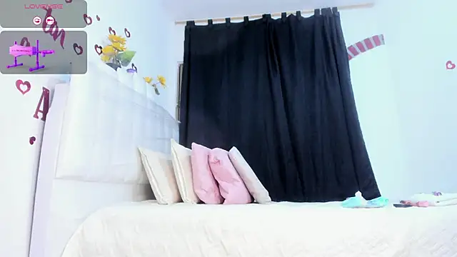 Snapshot of RoxannaBlanche chatting on June 2026 11:07:01 AM RoxannaBlanche online show from June 2026 11:07:01 AM
