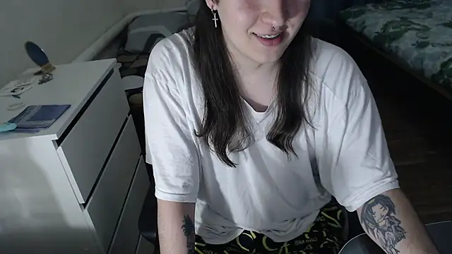 EvaMiron online show from November 2025 03:54:02 PM