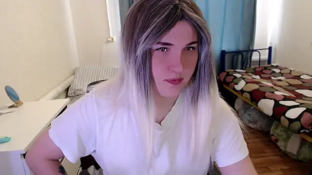 Snapshot of EvaMiron chatting on May 2026 10:11:02 AM EvaMiron online show from May 2026 10:11:02 AM