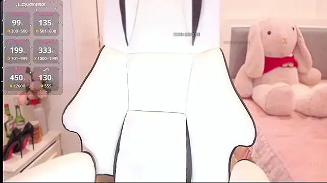 Snapshot of PimChanOK chatting on October 2025 01:00:01 PM PimChanOK online show from October 2025 01:00:01 PM