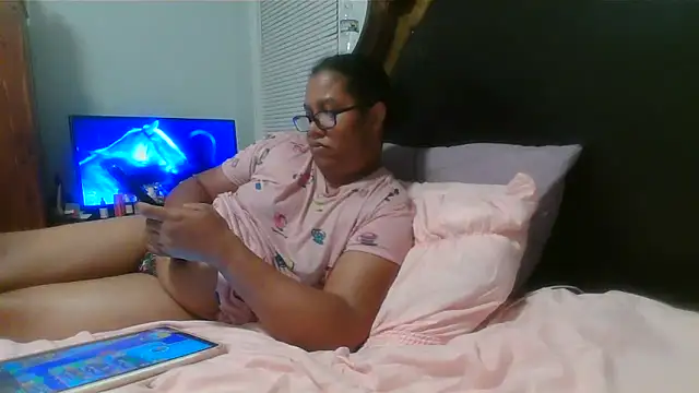 Snapshot of ebonyred chatting on April 2026 02:10:01 AM ebonyred online show from April 2026 02:10:01 AM