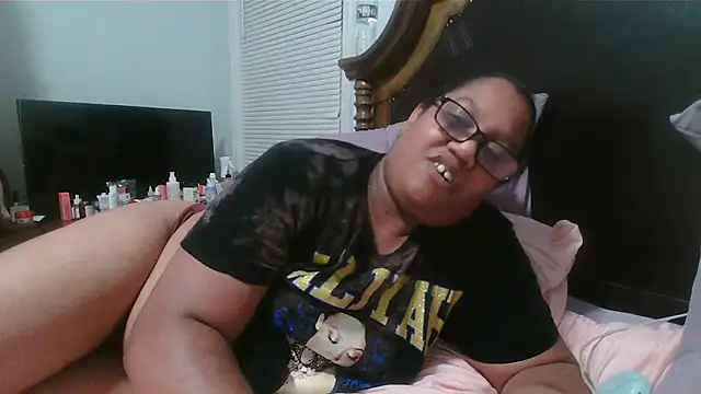 Snapshot of ebonyred chatting on April 2026 01:01:01 AM ebonyred online show from April 2026 01:01:01 AM