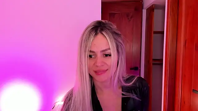 nicole valencia  online show from November 2025 07:52:02 AM