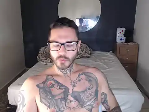 Snapshot of clark_r chatting on November 2025 04:51:02 PM clark r online show from November 2025 04:51:02 PM