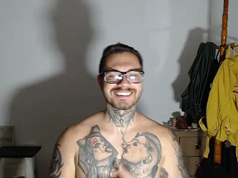 Snapshot of clark_r chatting on January 2026 12:47:01 AM clark r online show from January 2026 12:47:01 AM