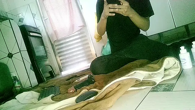 Snapshot of UncutToyBoy23cm chatting on October 2025 07:25:02 PM UncutToyBoy23cm online show from October 2025 07:25:02 PM