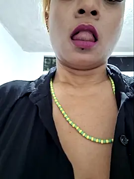 gatadeojosclaros online show from November 2025 08:00:01 PM