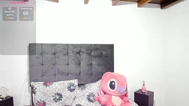 Kylie2211 online show from October 2025 11:44:01 AM