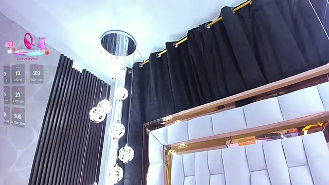 SarayRoyse online show from April 2026 07:51:01 PM