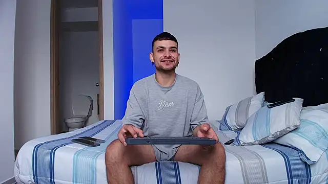 Aron-santoro online show from November 2025 02:08:01 PM