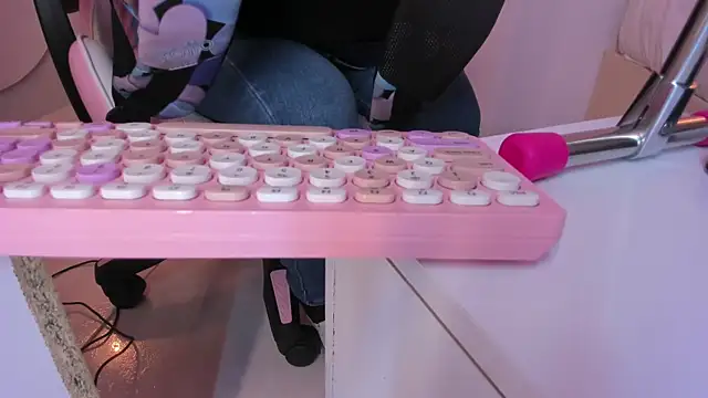 violeth hill online show from November 2025 07:12:02 PM