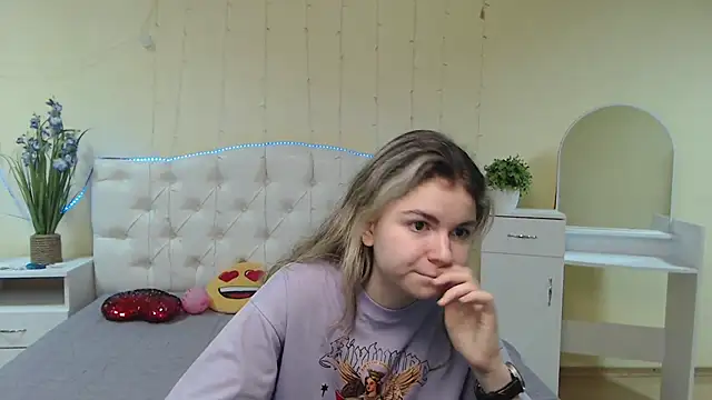 TinaRedly online show from February 2025 01:33:01 PM