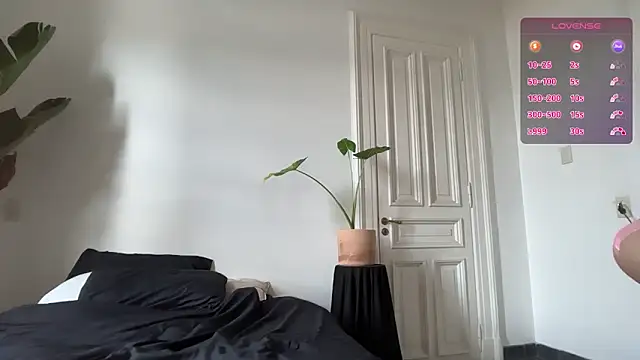 Snapshot of AliceSnowCatt chatting on June 2026 04:42:02 PM AliceSnowCatt online show from June 2026 04:42:02 PM