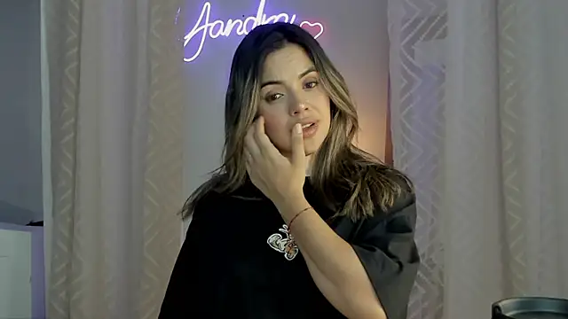 Snapshot of yandracelisofficial chatting on February 2025 02:25:01 AM yandracelisofficial online show from February 2025 02:25:01 AM