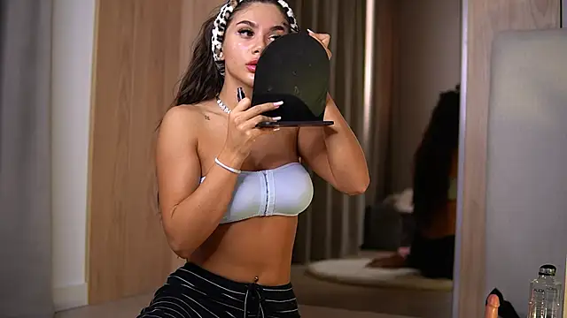 Snapshot of VanessaSimon chatting on May 2026 05:46:02 AM VanessaSimon online show from May 2026 05:46:02 AM