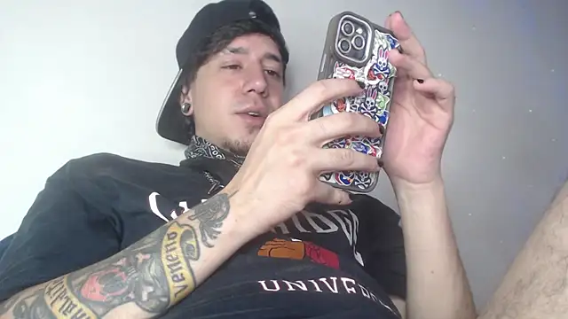 Snapshot of AndyBetti chatting on January 2026 05:02:02 AM AndyBetti online show from January 2026 05:02:02 AM