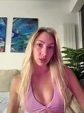 Snapshot of LuisaBecker chatting on October 2025 05:35:02 PM LuisaBecker online show from October 2025 05:35:02 PM