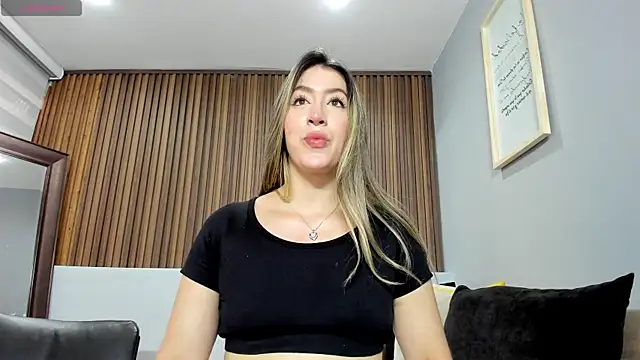 Snapshot of _AlejaCruz_ chatting on June 2026 06:03:01 PM AlejaCruz online show from June 2026 06:03:01 PM