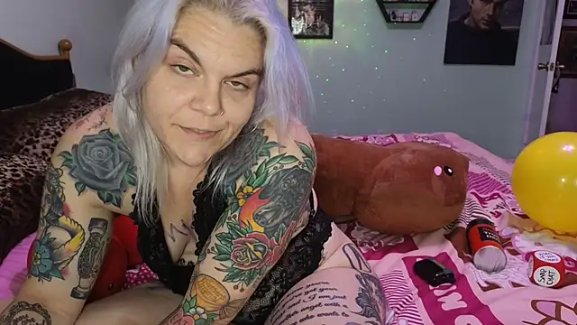 Snapshot of CherryBombBomb chatting on December 2024 09:39:02 AM CherryBombBomb online show from December 2024 09:39:02 AM