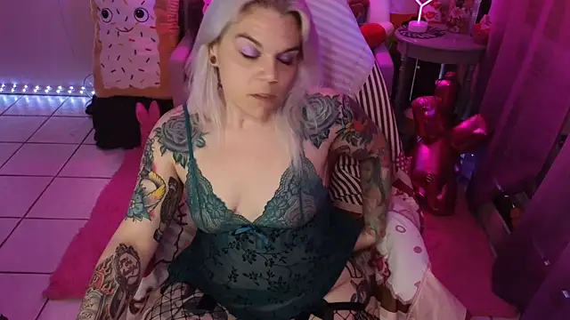 Snapshot of CherryBombBomb chatting on February 2025 06:39:01 AM CherryBombBomb online show from February 2025 06:39:01 AM