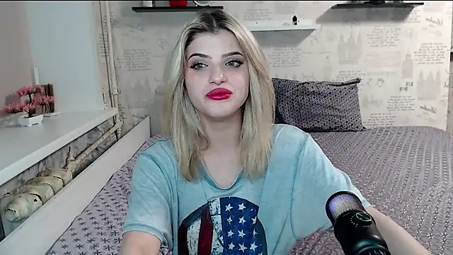 Snapshot of AleksandraFlores chatting on April 2026 11:55:02 PM AleksandraFlores online show from April 2026 11:55:02 PM