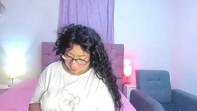 Latinabombsheell online show from June 2026 06:40:01 PM