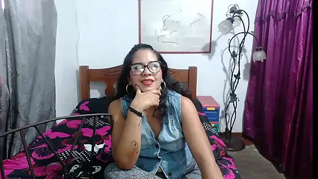 Mistresskloe01 online show from March 2025 01:02:01 PM