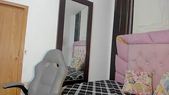 Snapshot of laurem-paulette chatting on November 2025 07:14:01 PM laurem-paulette online show from November 2025 07:14:01 PM