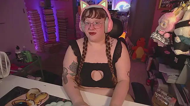 Snapshot of FatVeronica chatting on June 2026 02:43:02 AM FatVeronica online show from June 2026 02:43:02 AM