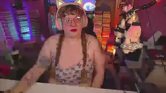 Snapshot of FatVeronica chatting on July 2026 05:17:01 PM FatVeronica online show from July 2026 05:17:01 PM