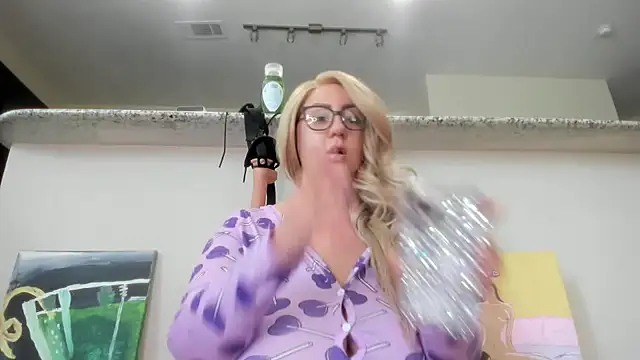 Snapshot of Paisleehaze chatting on October 2025 06:48:01 PM Paisleehaze online show from October 2025 06:48:01 PM