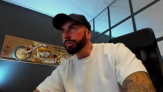 Snapshot of AronGrant chatting on June 2026 09:14:01 AM AronGrant online show from June 2026 09:14:01 AM
