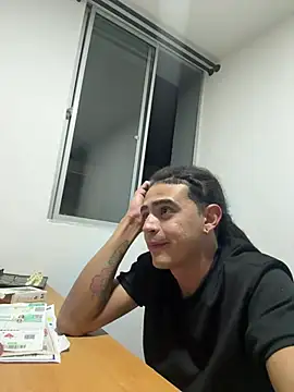 Snapshot of JovenDesobediente chatting on June 2026 04:48:01 AM JovenDesobediente online show from June 2026 04:48:01 AM