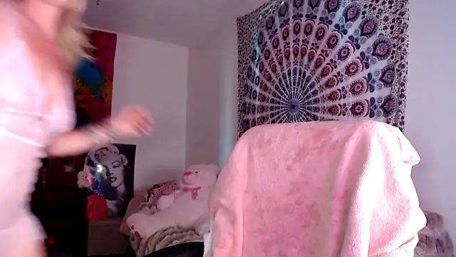 kellywildnnout online show from September 2025 03:01:01 PM