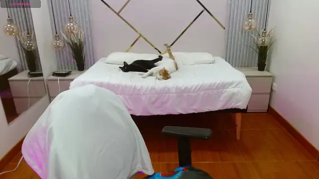 Snapshot of LenaRoses chatting on September 2025 08:19:01 PM LenaRoses online show from September 2025 08:19:01 PM