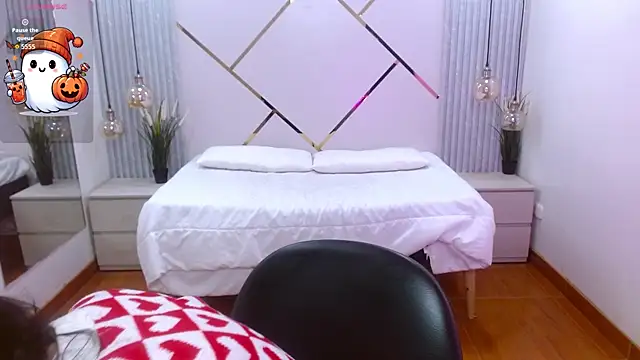 Snapshot of LenaRoses chatting on October 2025 07:49:02 PM LenaRoses online show from October 2025 07:49:02 PM