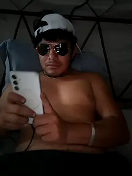 Snapshot of GusssHOT chatting on October 2025 10:07:01 PM GusssHOT online show from October 2025 10:07:01 PM