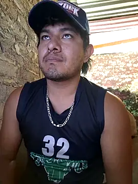 Snapshot of GusssHOT chatting on April 2026 05:52:02 PM GusssHOT online show from April 2026 05:52:02 PM