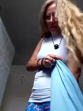 Snapshot of MILEIDE980 chatting on February 2026 10:01:02 AM MILEIDE980 online show from February 2026 10:01:02 AM