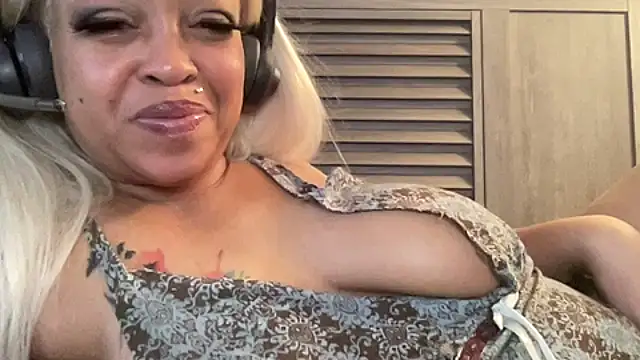 Snapshot of cocaNutt chatting on February 2026 04:22:01 AM cocaNutt online show from February 2026 04:22:01 AM