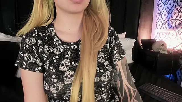 Adeelinee online show from January 2026 07:50:01 PM