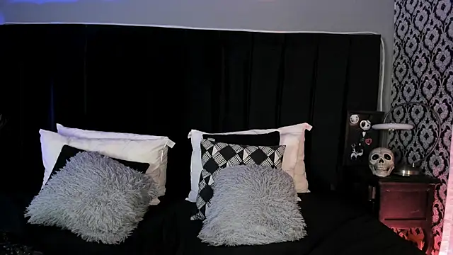 Adeelinee online show from April 2026 07:58:01 PM