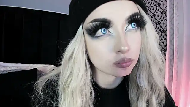 Adeelinee online show from April 2026 07:41:01 PM