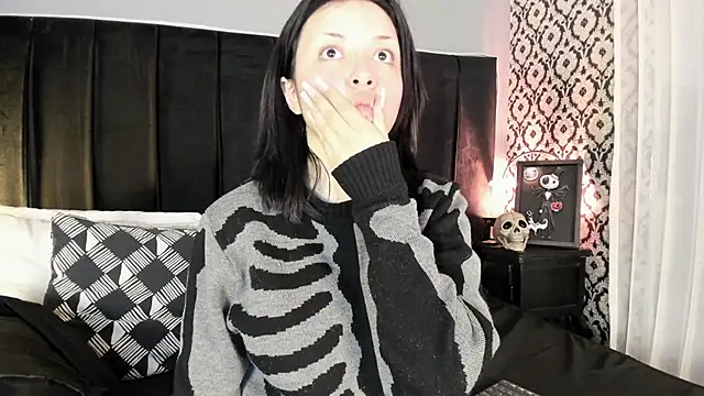 Adeelinee online show from April 2026 04:43:02 PM