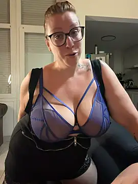 Snapshot of darkmoonsubmissive chatting on June 2026 08:13:01 PM darkmoonsubmissive online show from June 2026 08:13:01 PM