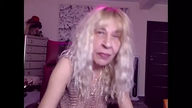 Snapshot of HornyMilf_555 chatting on October 2025 01:20:01 PM HornyMilf 555 online show from October 2025 01:20:01 PM