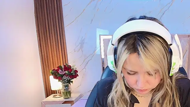 Annie mone online show from February 2026 10:10:02 PM