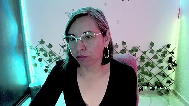 Lady breaks hearts online show from February 2026 01:07:01 PM